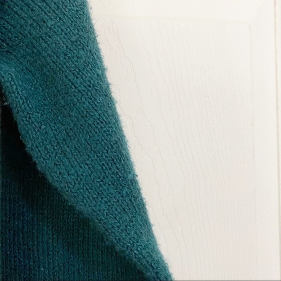 Hollister Penguin Green Holiday Christmas Sweater - Picture 7 of 7